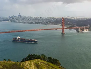 金门大桥上的集装箱船与旧金山天际线