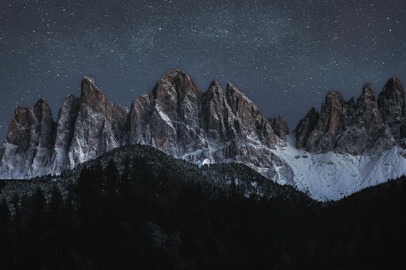 星夜下的巍峨山峰