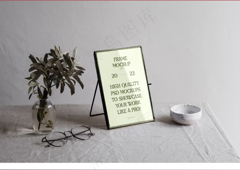 桌面上的金属相框样机