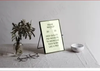 桌面上的金属相框样机