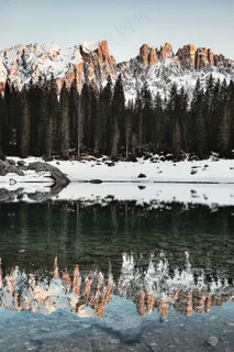 晨光中的山脉与它们的倒影