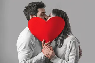 情侣恋人红色爱心亲吻摄影图