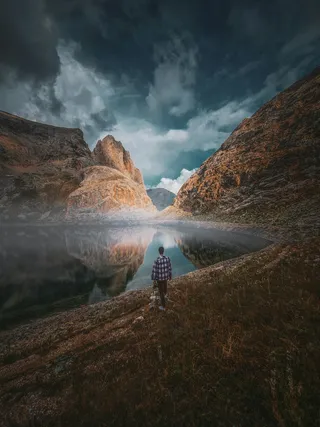 孤独行者与山水倒影