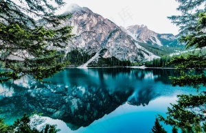 静谧山湖自然之镜