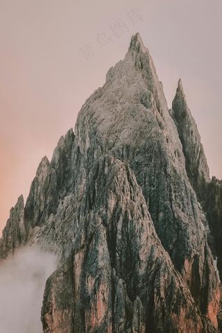 云雾缭绕的山峰