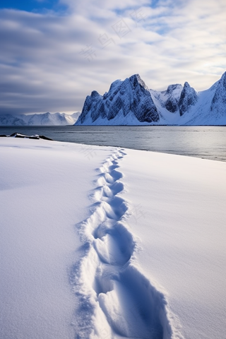 雪地里的脚印雪山湖泊摄影图