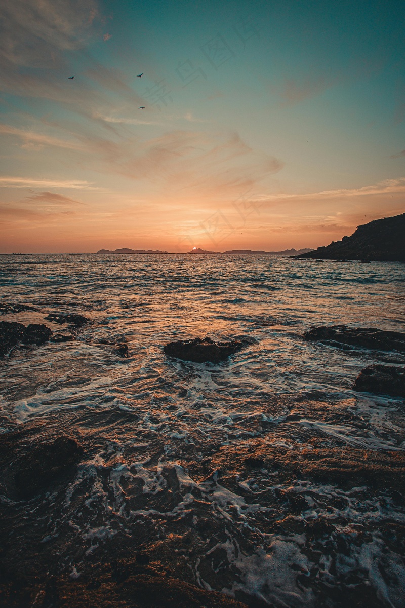 岩石之间夕阳的绚烂倒映