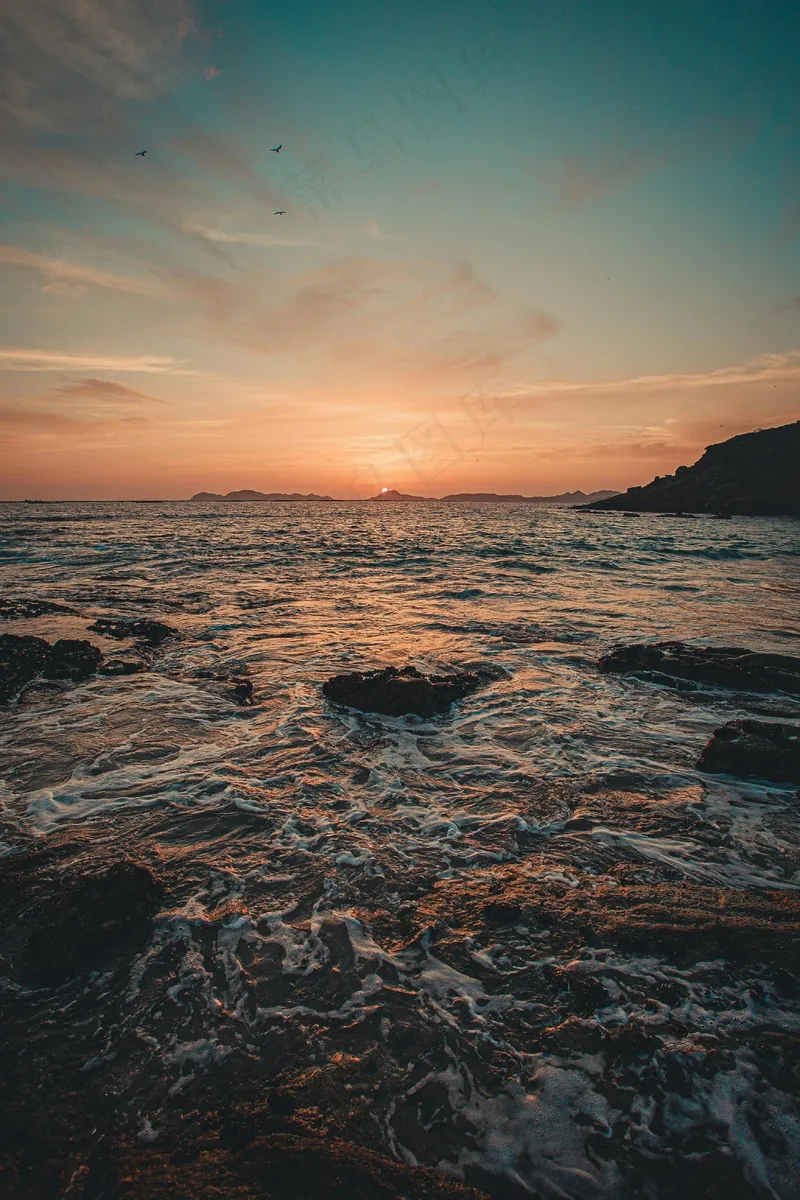岩石之间夕阳的绚烂倒映