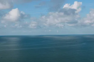 蔚蓝海洋与天空之间的云朵