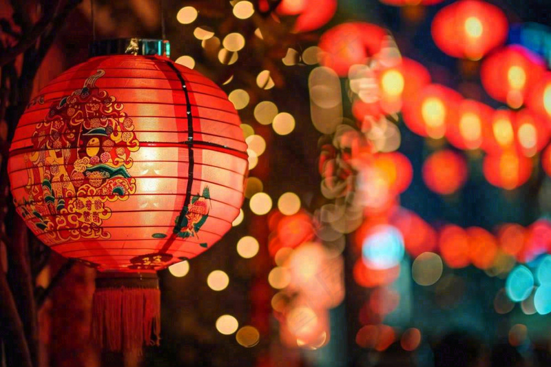 新春新年街上红灯笼热闹节日庆祝摄影图(1344x896)