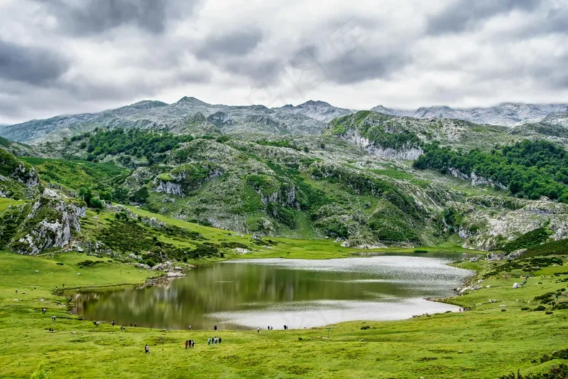苍翠山峦映照宁静湖水