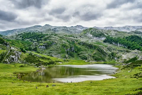 苍翠山峦映照宁静湖水 苍翠山峦映照宁静湖水