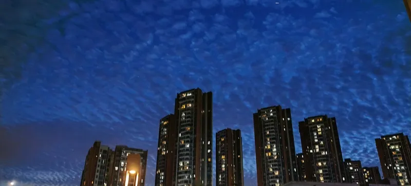 傍晚的城市和天空