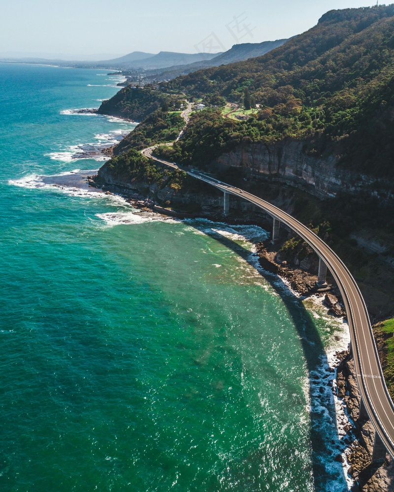 碧海蜿蜒的海岸线公路