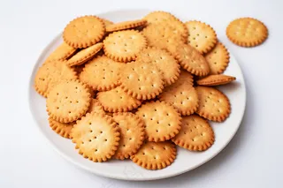 日式小圆饼饼干苏打饼摄影图