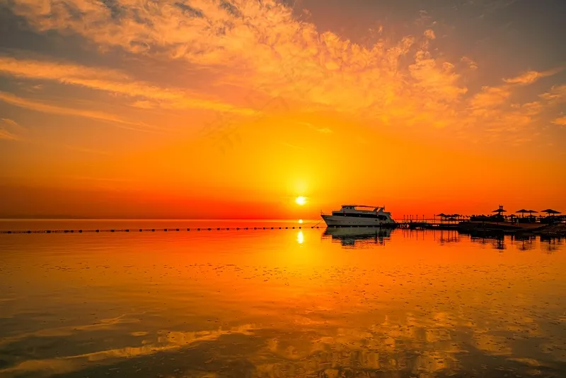 黄昏湖泊夕阳图片