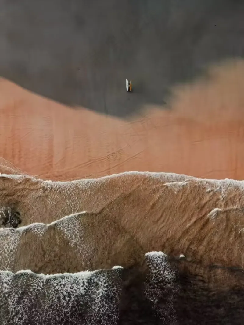 俯视的海浪与沙滩