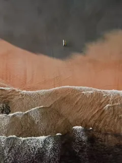 俯视的海浪与沙滩