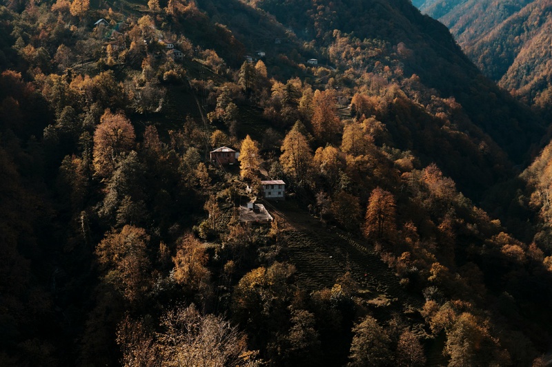 航拍群山中的村落