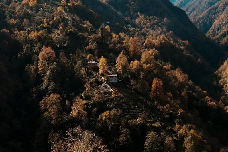 航拍群山中的村落