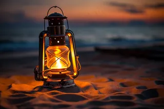 傍晚落日海边沙滩照明灯灯盏摄影图