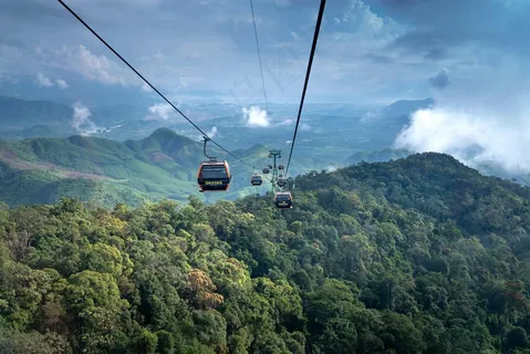 穿越云雾的山间缆车之旅 穿越云雾的山间缆车之旅
