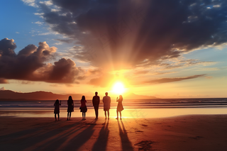 夕阳落日海洋沙滩玩耍的人晚霞美景摄影图