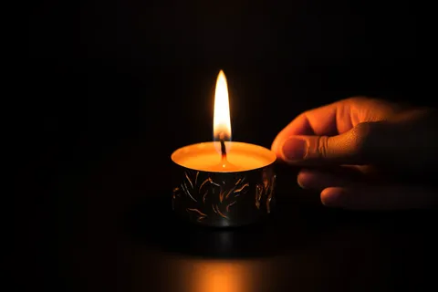 黑暗中的蜡烛灯光摄影图