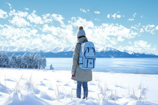 雪季背包旅行风景雪景摄影图