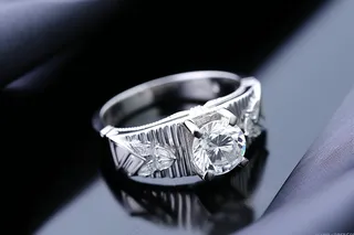 钻石戒指婚戒对戒摄影图