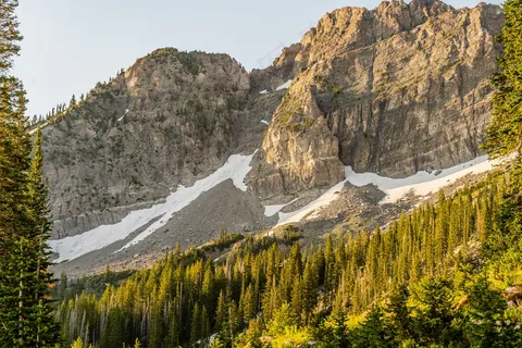 清晨的阳光照耀下的山川森林 清晨的阳光照耀下的山川森林