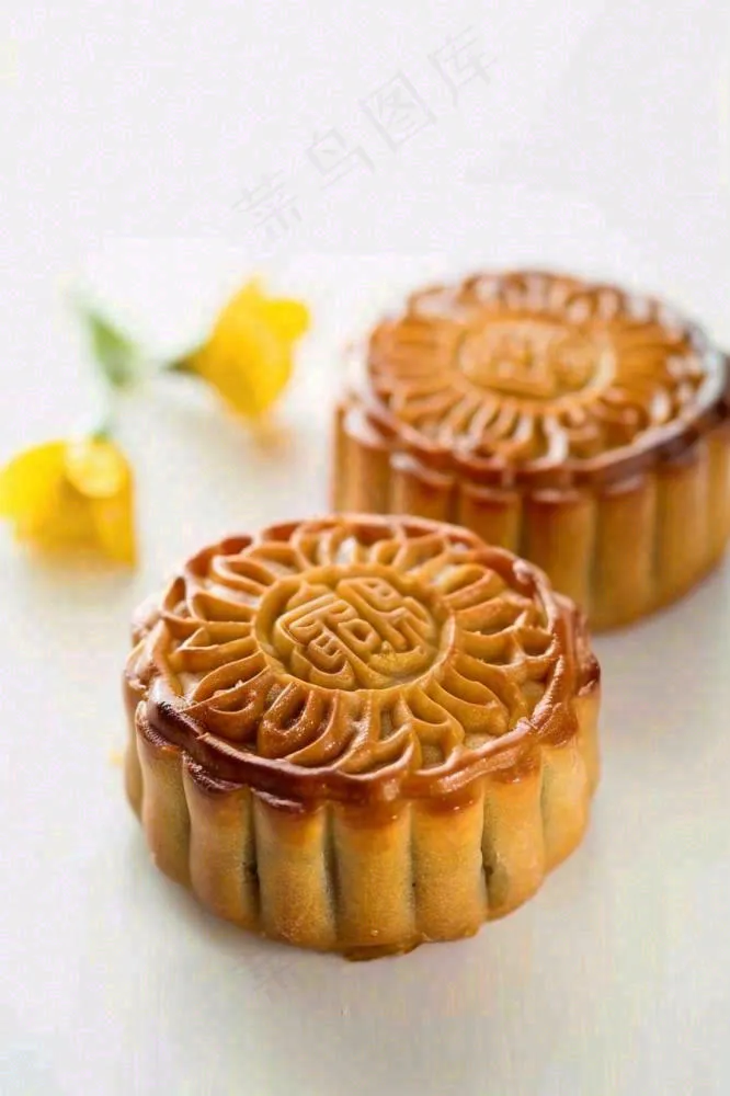 精美月饼中秋美食小清新鲜花装盘摄影图(896x1344)
