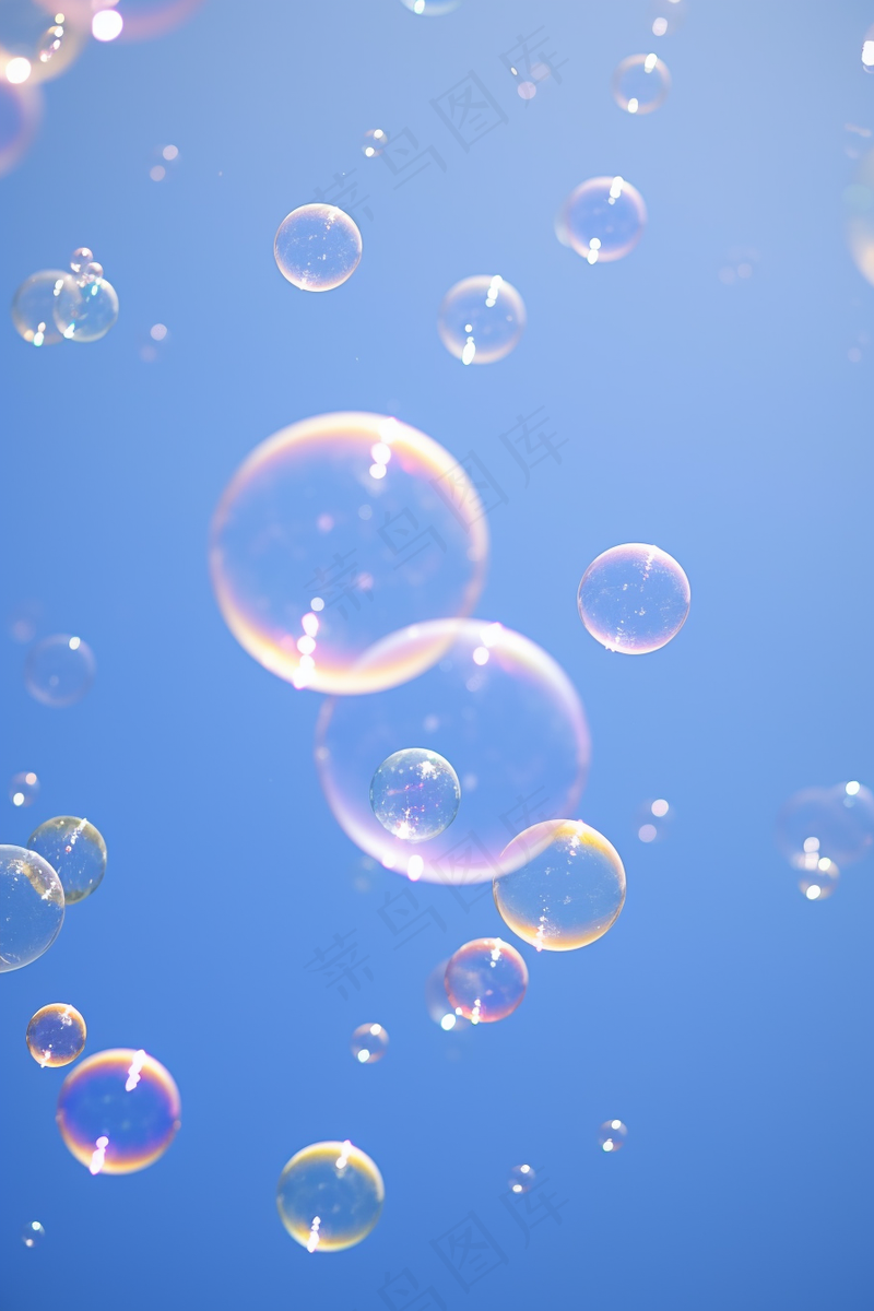 蓝天下飞行的肥皂泡梦幻摄影图