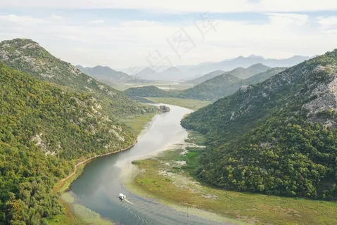 蜿蜒河流、群山环绕的壮丽自然风光 蜿蜒河流、群山环绕的壮丽自然风光