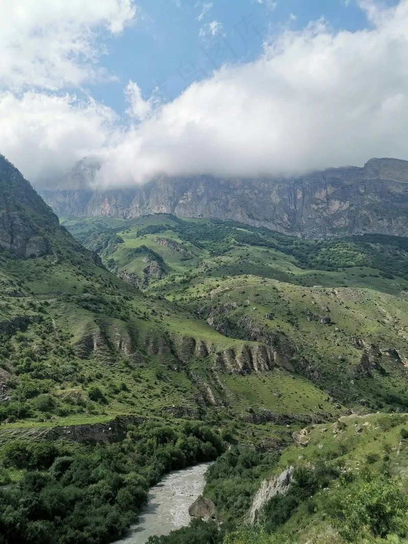 航拍群山白云和小河