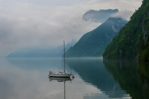 静谧湖面上的孤帆