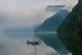 静谧湖面上的孤帆