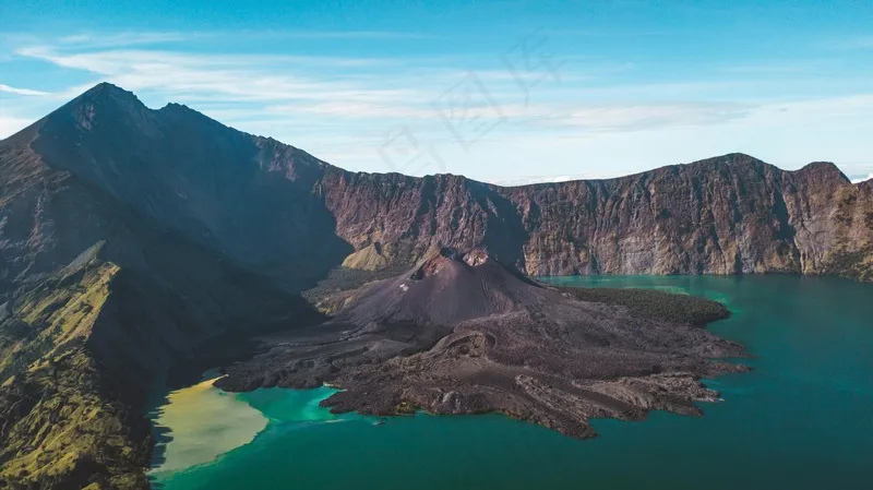 蓝色海岸的火山