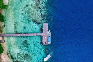 蓝色海岸线上的宁静时刻