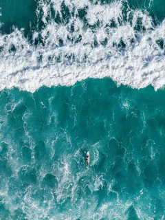 孤独的冲浪者与翻滚的波浪 孤独的冲浪者与翻滚的波浪