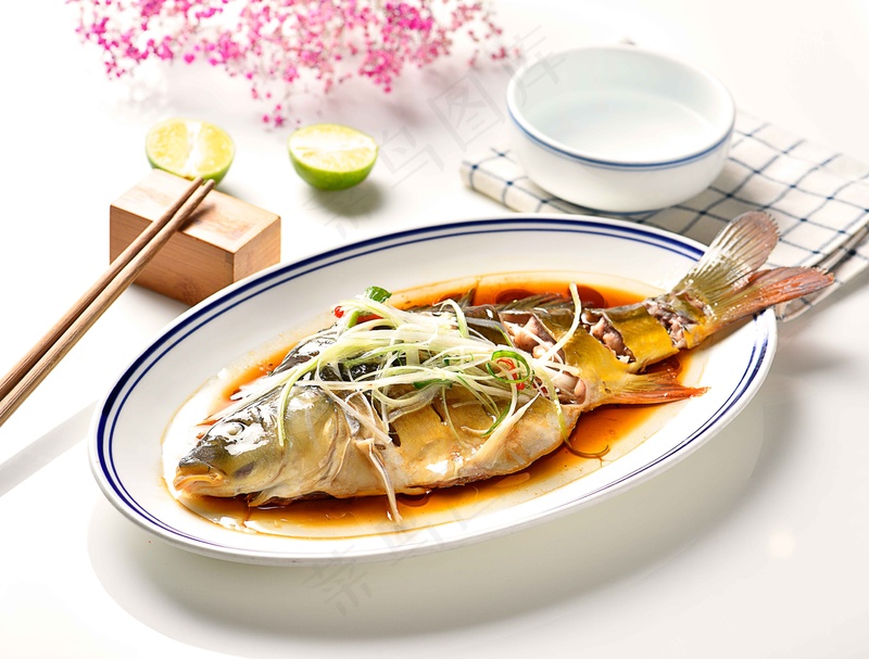 清蒸鲈鱼美食