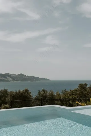 宁静海景边的无边泳池