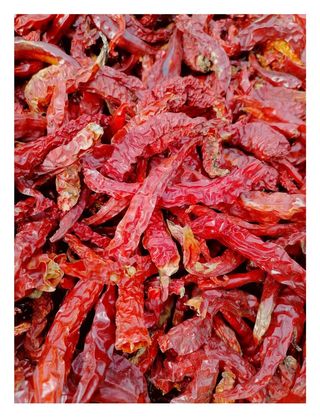 白色相框里的红色干辣椒日常食物图