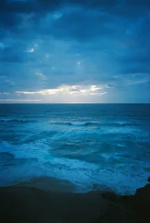 宁静海洋中的黎明微光