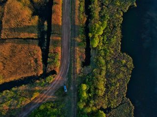 金色稻田与蓝色湖泊