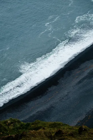 孤寂海岸线与黑色沙滩的和谐