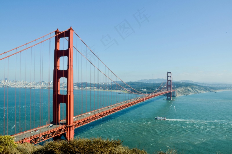金门大桥在晴朗天气下的宁静景象