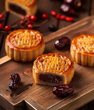 中国美食月饼糕点中秋木质托盘摄影图