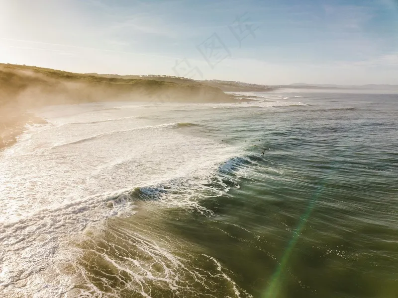 晨光中的海岸线与波涛