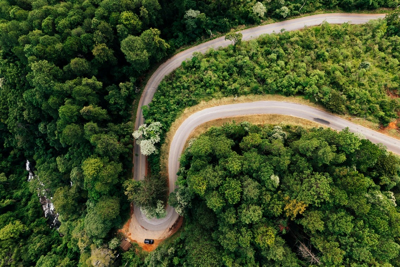 曲折蜿蜒的山区公路
